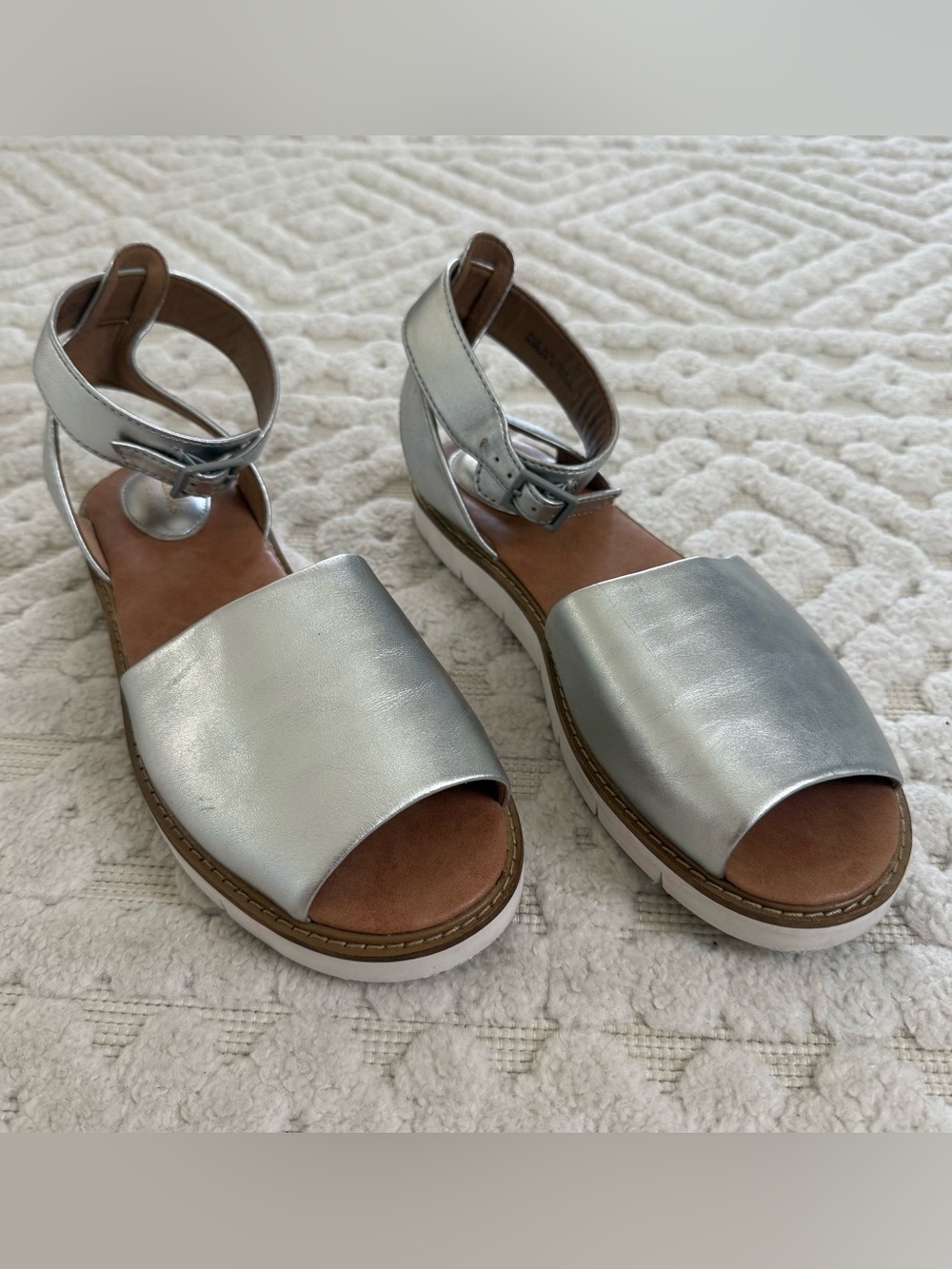 Clarks Artisan Silver Leather Ankle Strap Platform Sandals Womens 8.5 Comfort